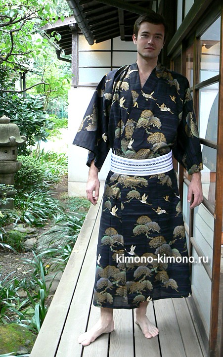 японское традиционное кимоно и пояс оби