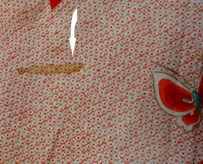 небольшое пятнышко на ткани антикварного японского женского кимоно