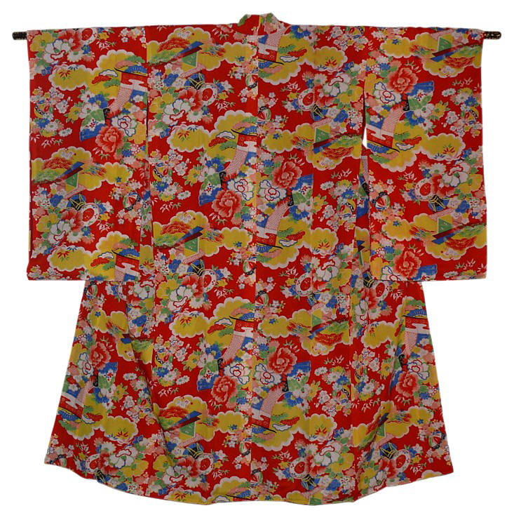 японское традиционное кимоно молодой девушки с ярким рисунком