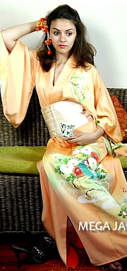 японское шелковое кимоно