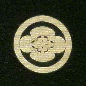 фамильный герб самурайского клана на старинном японском хаори