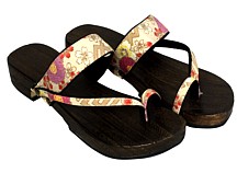 стильная японская женская обувь из натурального дерева