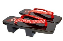 японская деревянная обувь с росписью